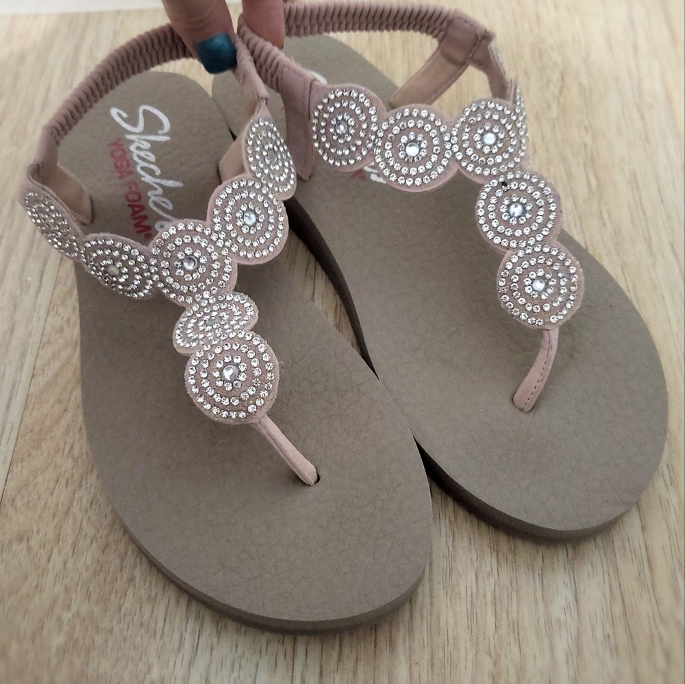 Skechers Yoga Foam pink sandals